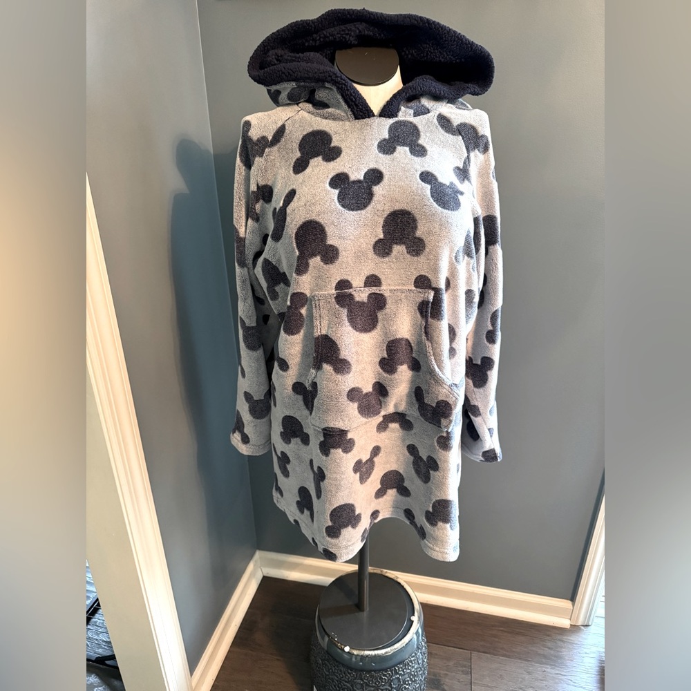 Soft oversized hooded blanket